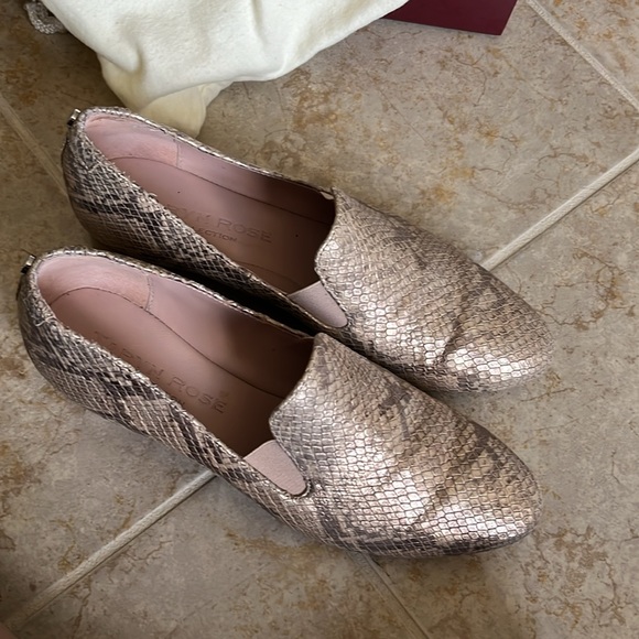 Taryn Rose metallic cobra soft gold wedge loafer size 6 - Picture 7 of 9